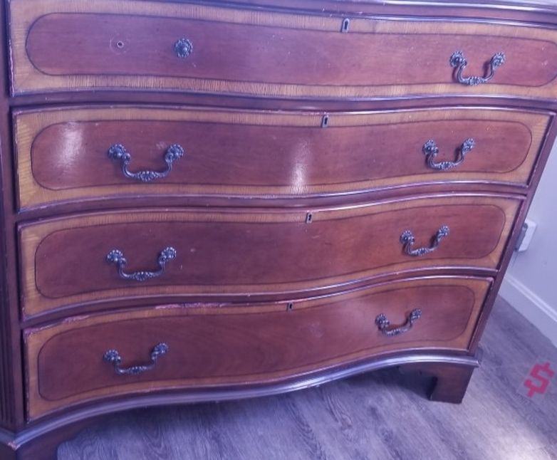 Vintage Replica Dresser. Needs Sone TLC