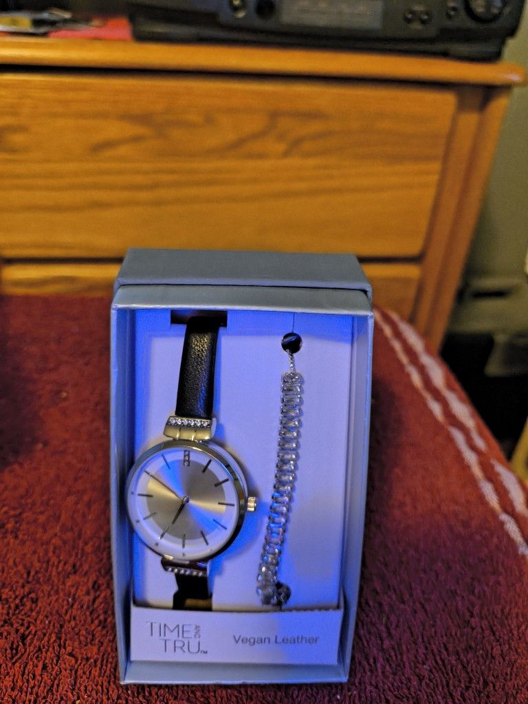 New Time And Tru Women's Analog Quartz Watch With Black Vegan Strap And Extra Bracelet