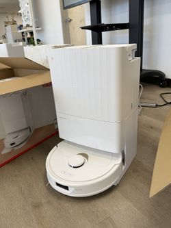 Roborock Q Revo Robot Vacuum + Dock - For Parts or Repair