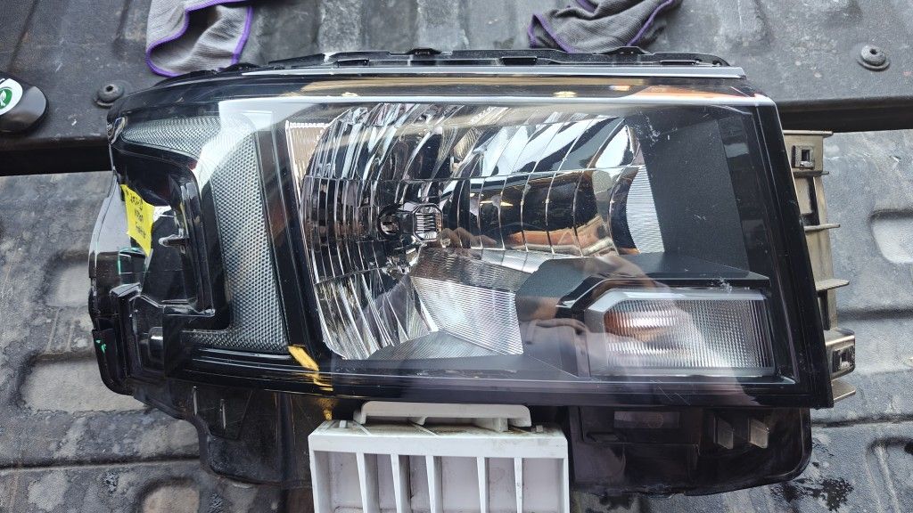 2022-25 Nissan Frontier Right Side Headlight