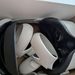 Oculus Quest 2 , Controllers , And Extended Headband Battery Pack