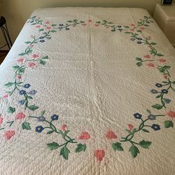 Vintage appliqué quilt