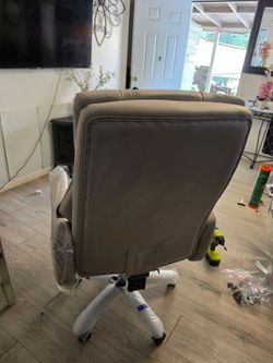 Ergonomic executive/gaming chair with retractable footrest and cushions   silla ejecutiva/gamer ergonómica con reposapiés retráctil y cojines