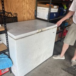 Cooler 3’4”x 2’2”x 3’2”