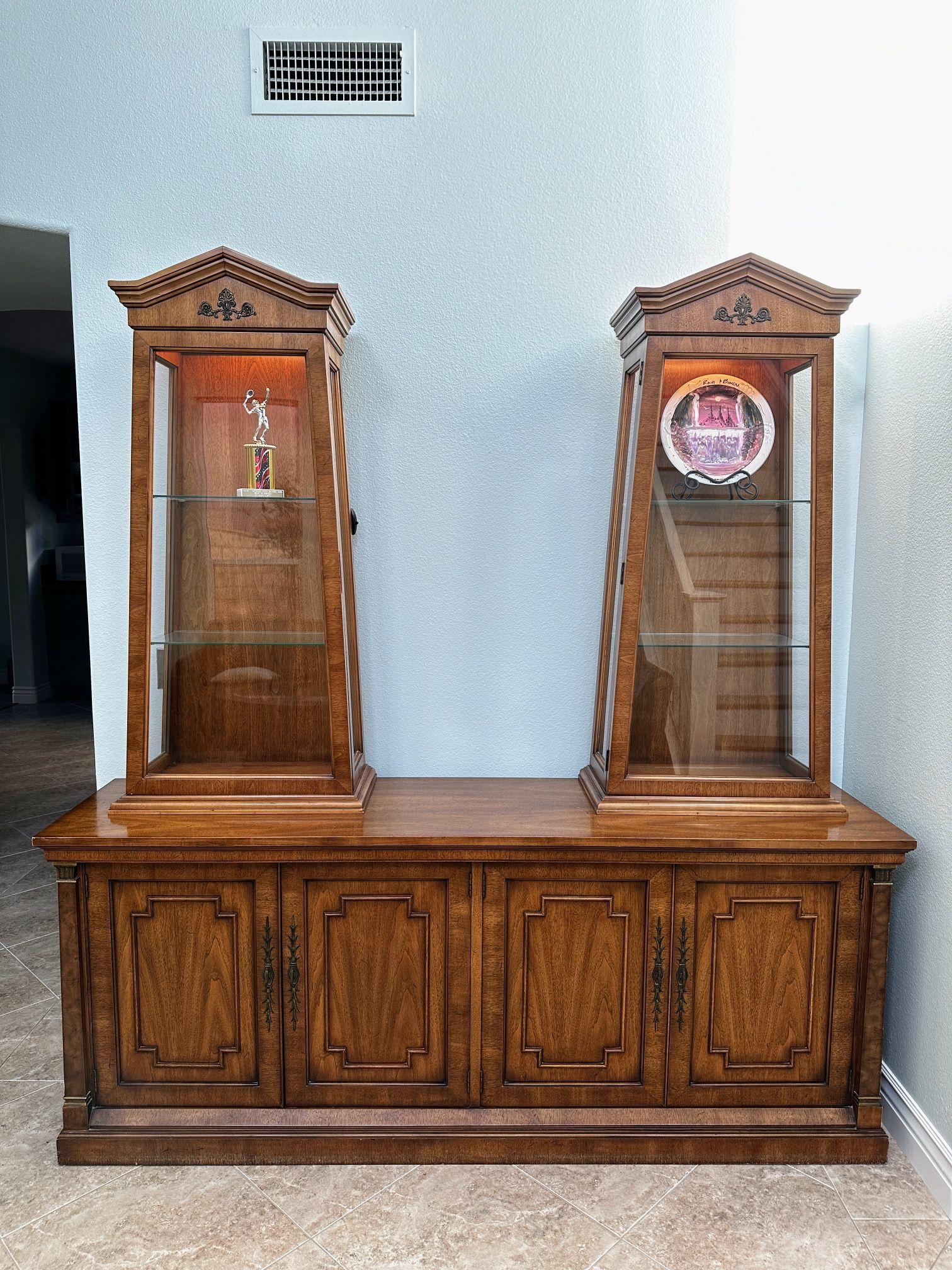 Vintage wooden Antique Display Cabinet/China Cabinet/Hutch - With Certificate Of Authenticity