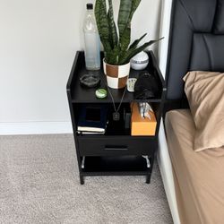 Ariel black- drawer nightstand 
