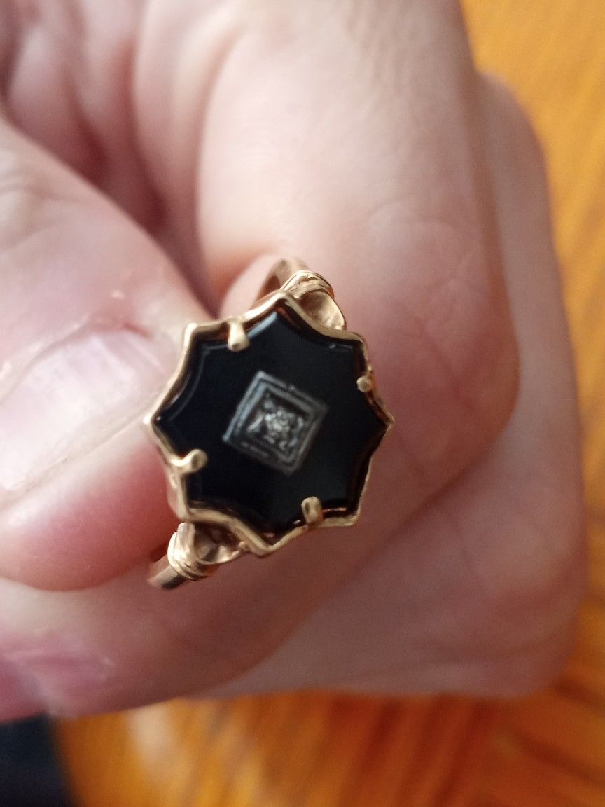 10kt Gold Ring w/ 1 Diamond. 2.57 Grams