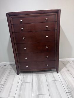 Dresser of 6 drawers, works as vanity or TV stand.   DMS: 55”H x 40”W x 20”D In excellent condition! (cajonera de 6 cajones, tocador, cómoda., en exce