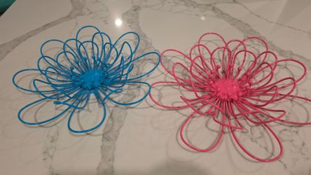 2 metal flowers