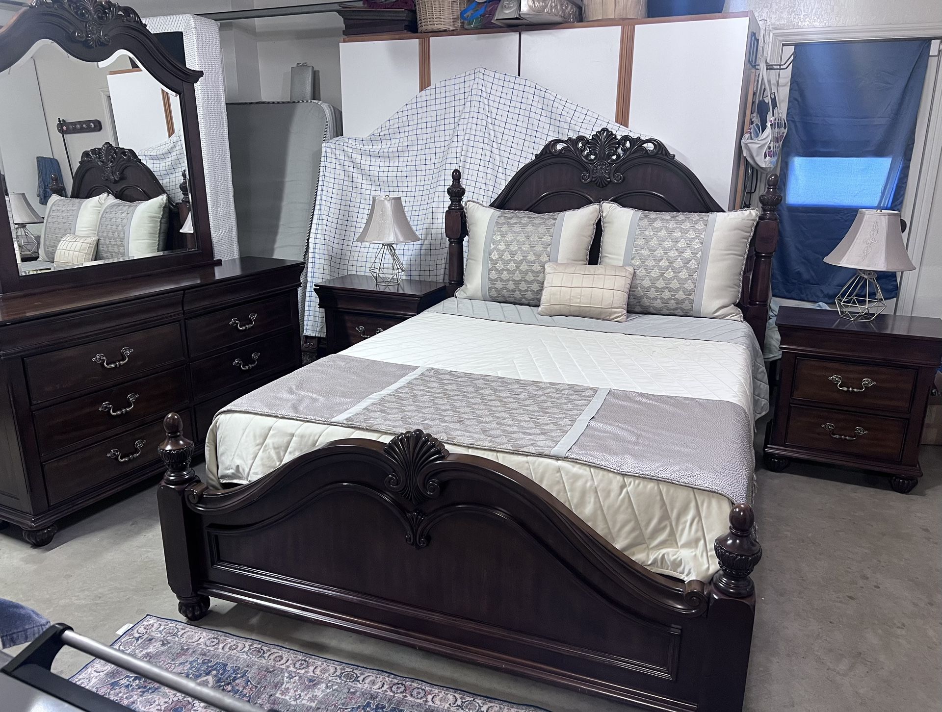 Queen Size Bedroom Set. 100% Wood Construction. In Very Good Condition. Two Nightstands Dresser With Mirror And Bed With Matresses.. hablo español
