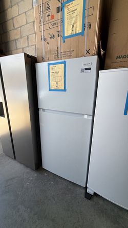 Frigidaire Top-Freezer Refrigerator White