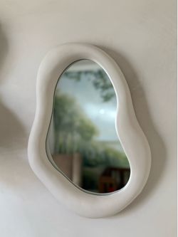 Symmetrical accent mirror