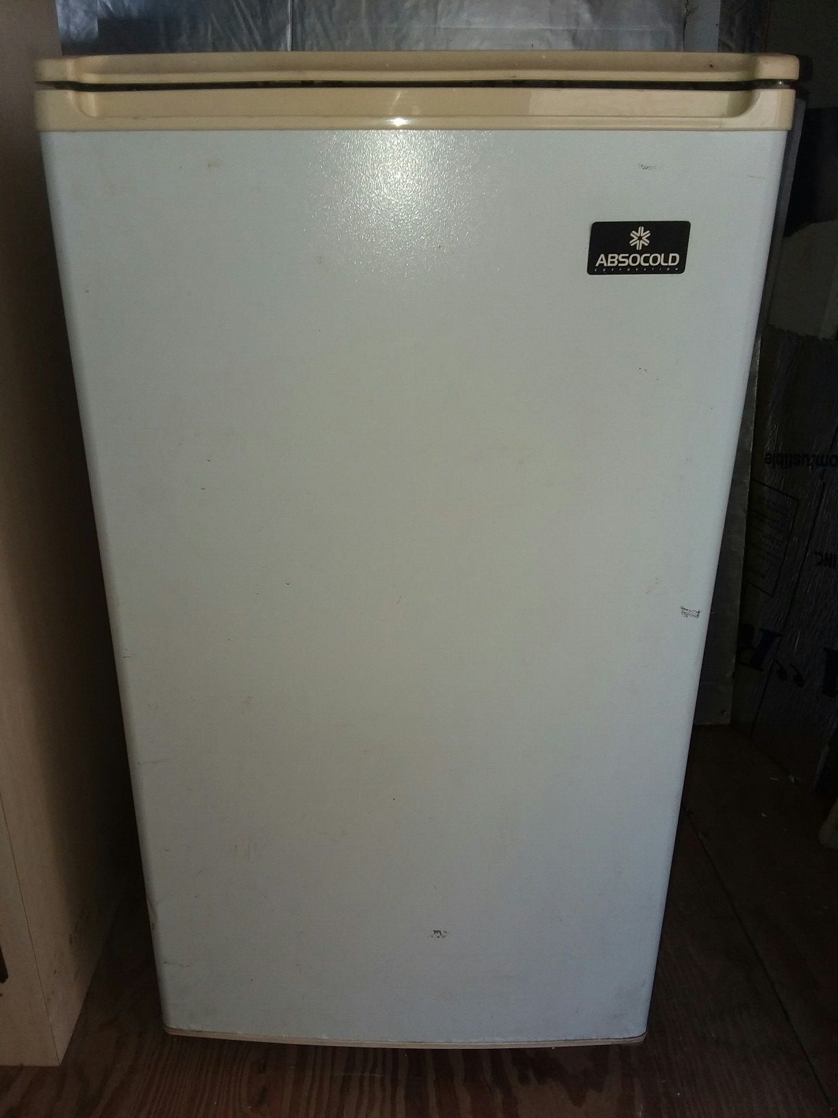 Refrigerator small apartment size