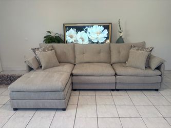 Grey sectional sofa !!! Like new condition
