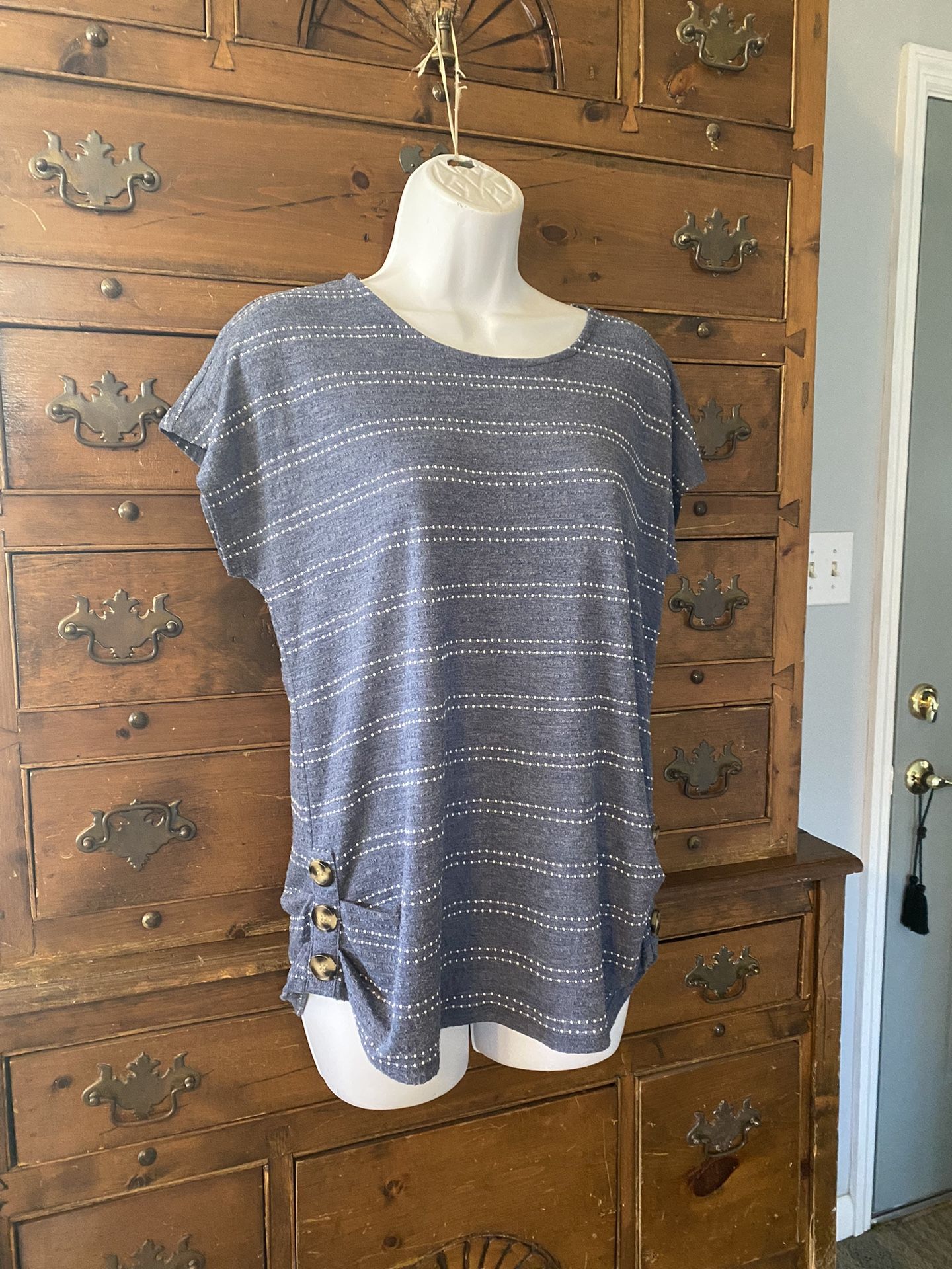 Woman’s Tunic Style Top Size M By Retrology