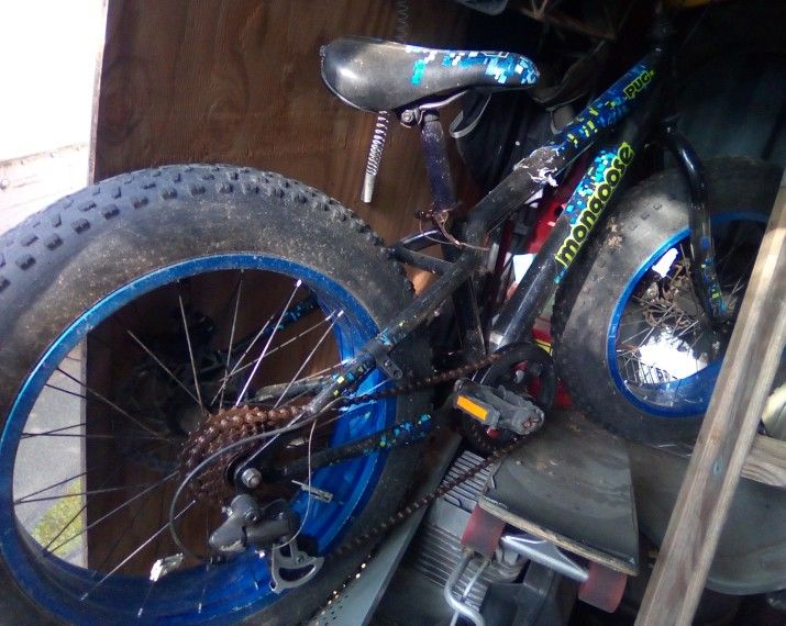 Mongoose pug Fat Tire 20 Bike Needs Some Work