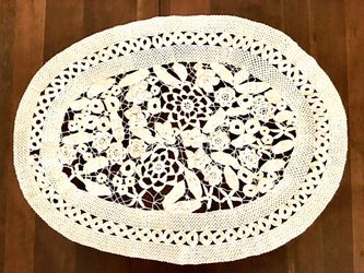 VTG ARTISAN HANDMADE CROCHETED DOILY CENTERPIECE TABLECLOTH-Small hardly noticeable stain shown