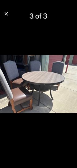 Deal Dining Table 4 Nice Chairs