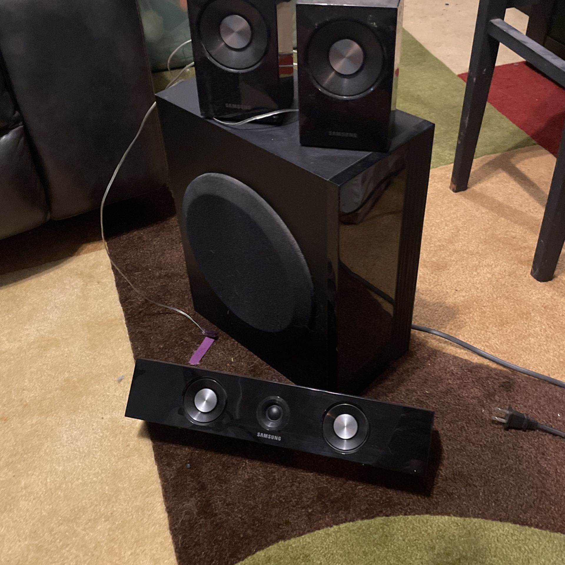 Samsung Big Speaker + 3 Mini Speakers