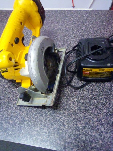 DeWalt Cordless Saw /Charger