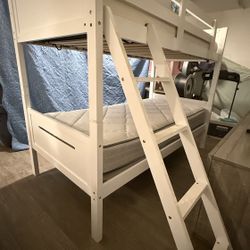 Bunk bed, They could be separated  into two twin beds Or/O litera , se pueden hacer dos twin beds.precio firme.pick up only.