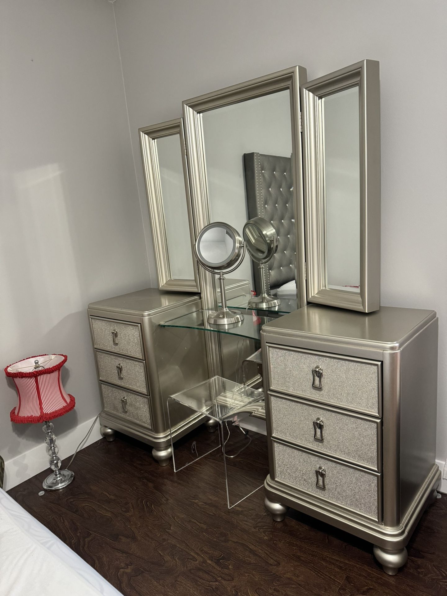 Elegant Makeup Vanity 