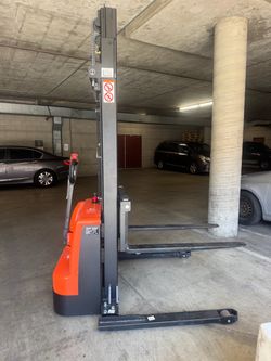 Electric Palacete Stacker. New
