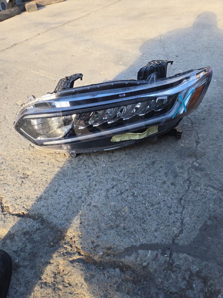 2922 Honda Accord  Driver Side Headlight W/lower Tab Broken