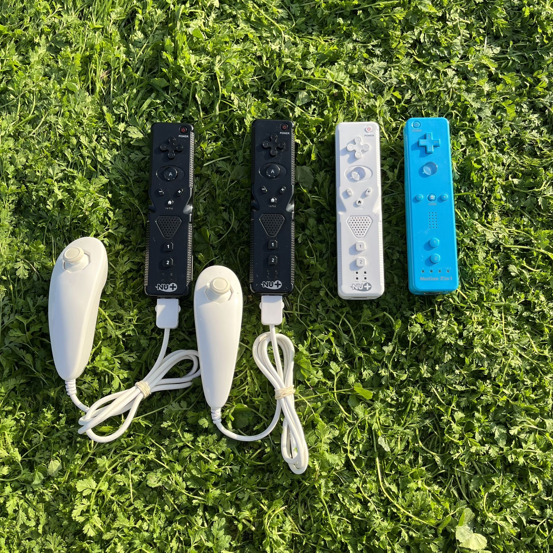 Nintendo Wii Controllers + 2 Nunchucks