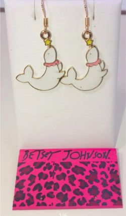 BETSEY JOHNSON "SEAL OF APPROVAL!" SUPER CUTE WHITE SEALS STUD POST EARRINGS BRAND NEW!