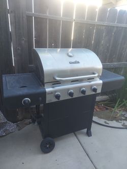CHARRBROIL ADVANTAGE 4 BURNER GRILL
