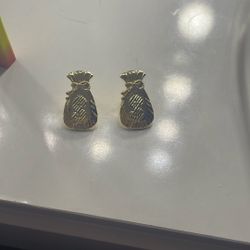 gold earrings 
