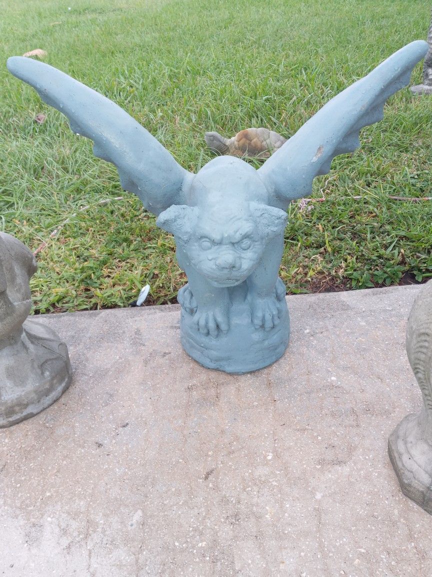 Gargoyle Statue (Concrete)