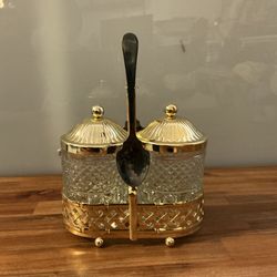 This set is ideal for serving jams, jellies, or dry spices at the dining table.