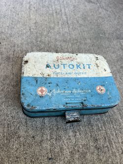 JOHNSON & JOHNSON AUTOKIT FIRST AID KIT