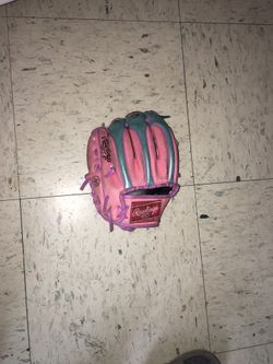 Girls Slightly used Rawlings Baseball glove (9 inch Left handed