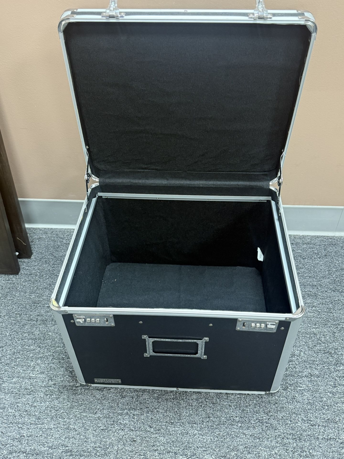 🔥 Vaultz Heavy-Duty Locking Storage Trunk – Elgin Pickup