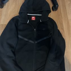 Black Nike Tech Fleece Size M