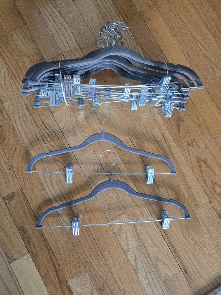 Non-slip Hangers With Clips (35 Pieces)
