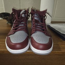 Jordan 1 Mids, Cherrywood Red, Size 12