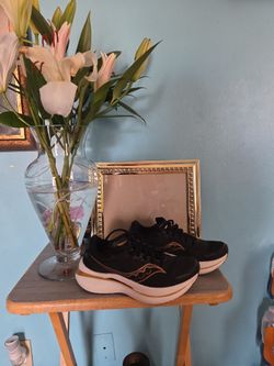 Saucony  8.5 womens originals $$$ 85