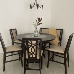 Mesa de Comedor , Con Cuatro banquetas altas. Tienen la altura . Dining table, With four high stools.They have the same height.