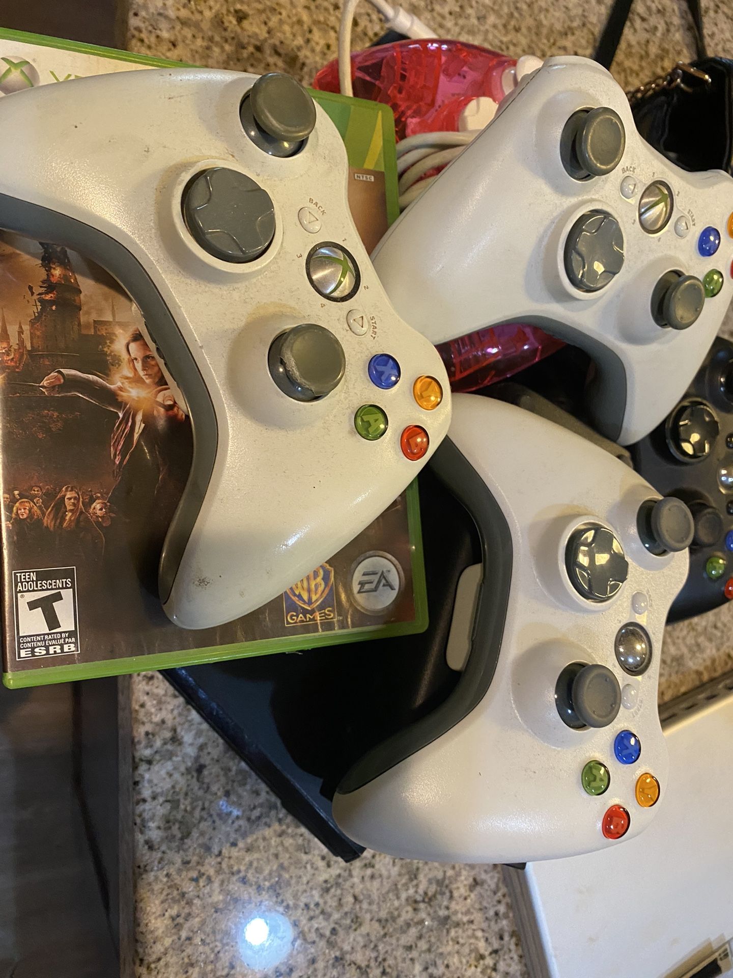 Xbox 360, 5 remotes, 4 Games