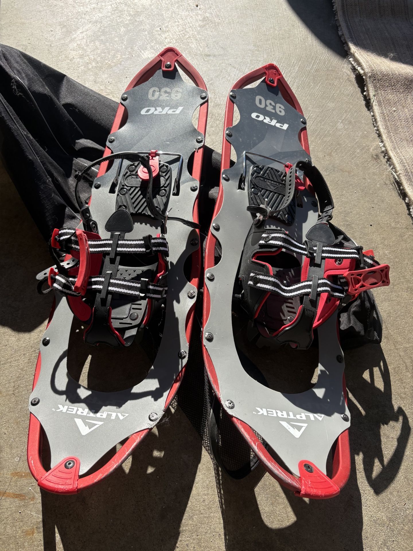 Alptrex  930 Snow Shoes With Trekking Poles