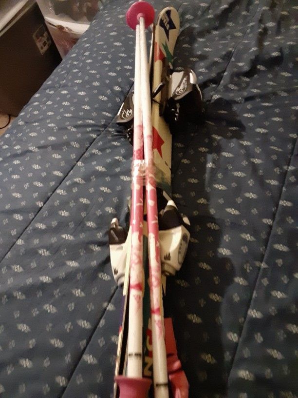 DEFIANCE SNOW SKI, BINDING AND POLES. $100 FIRM PRICE. 328 N 11TH ST 126 LAS VEGAS NV 89101