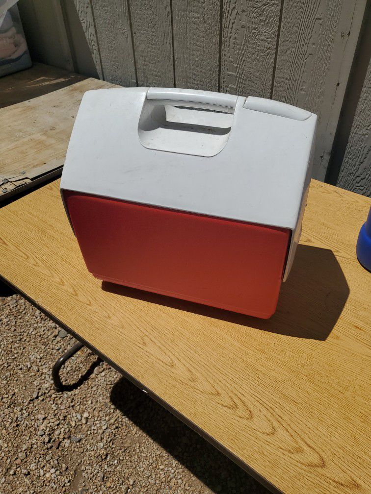 Red And  White  Ice Chest Cooler By IGloo  I ASK $20.00