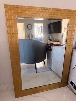 Free mirror and table
