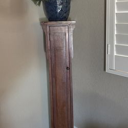 Vintage oak plant stand/storage cabinet with adjustable￼