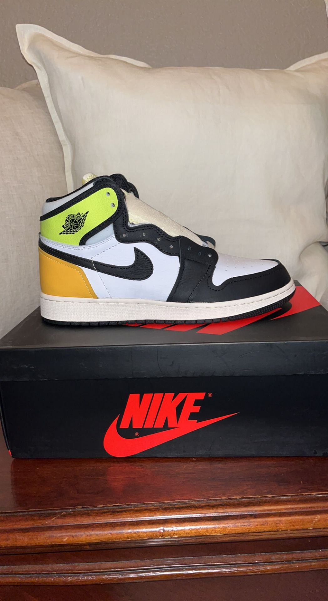 AIR JORDAN 1 RETRO HIGH OG 'VOLT GOLD'