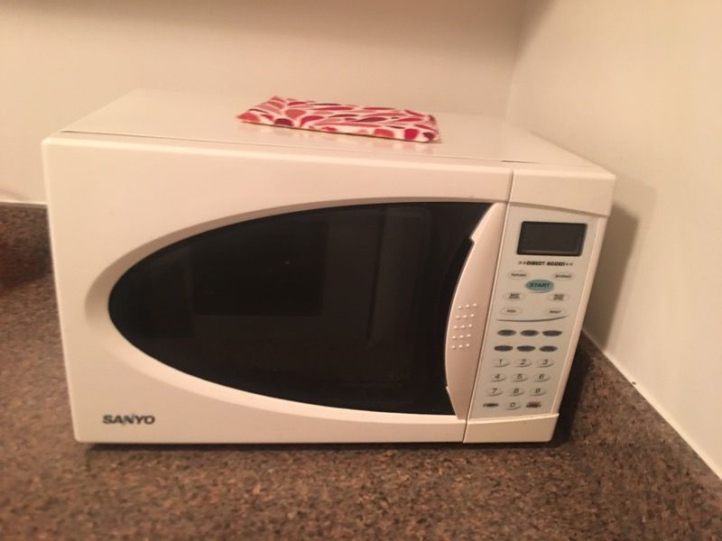 White Sanyo microwave